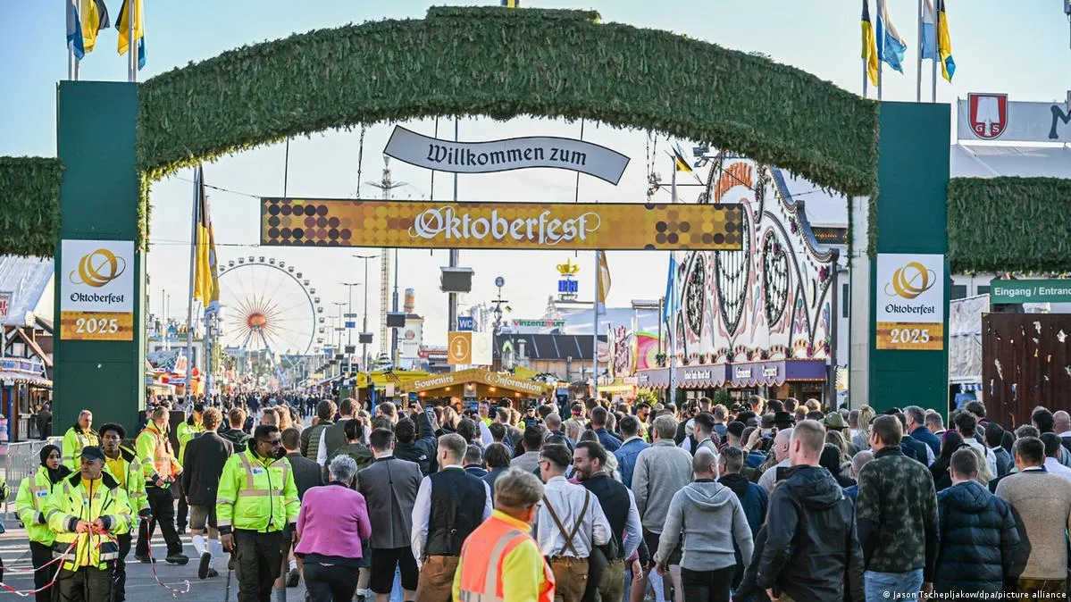 The Theresienwiese entrance arch reading Willkommen zum Oktoberfest, with signage dating it to the 2025 edition